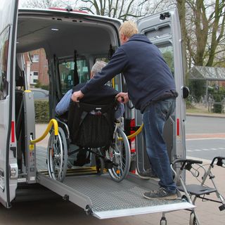 Behindertengerechter Transport zur Tagespflegeeinrichtung und nach Hause