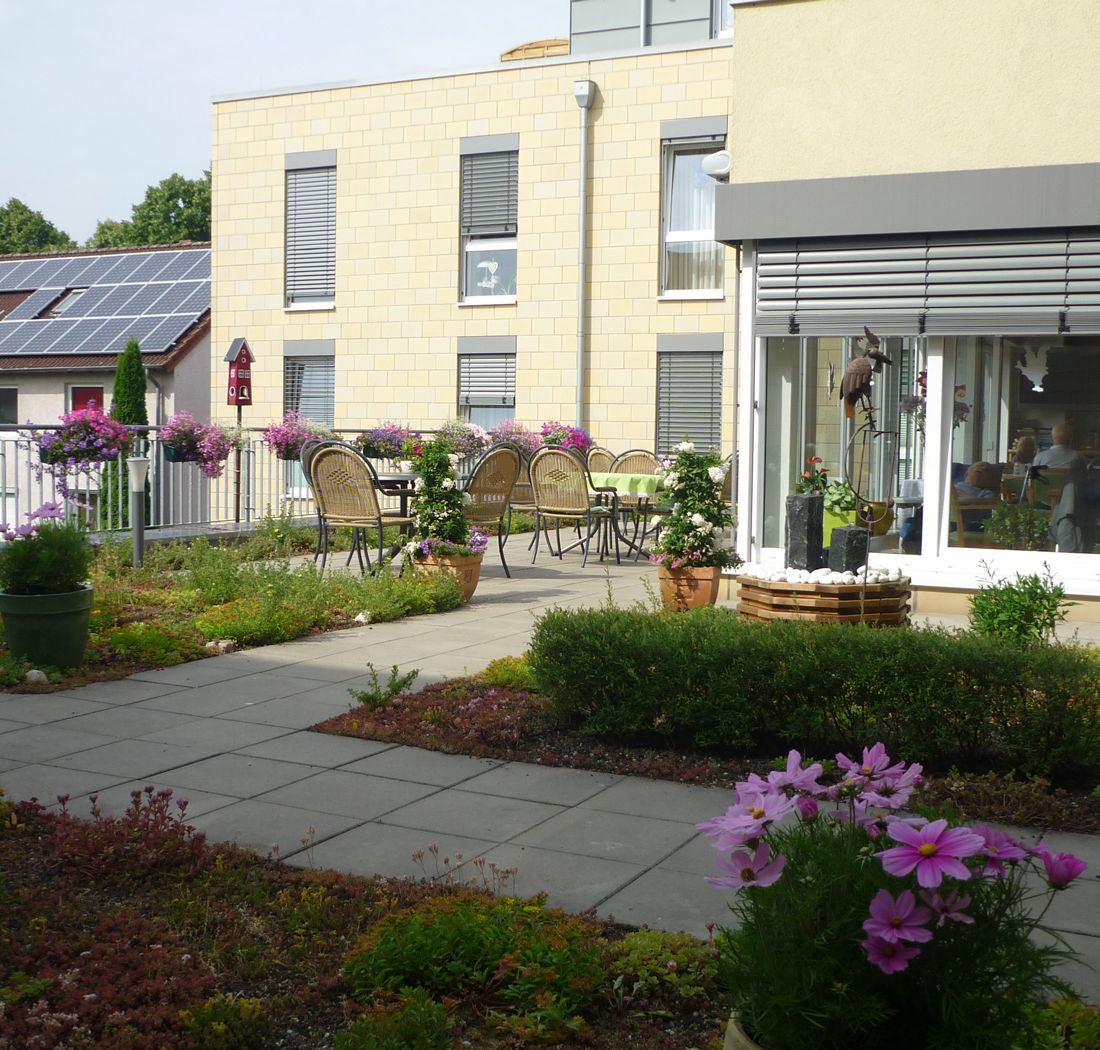 Gemeinsame Zeit genießen unter der Dachterrasse im Seniorenheim in Rheine.