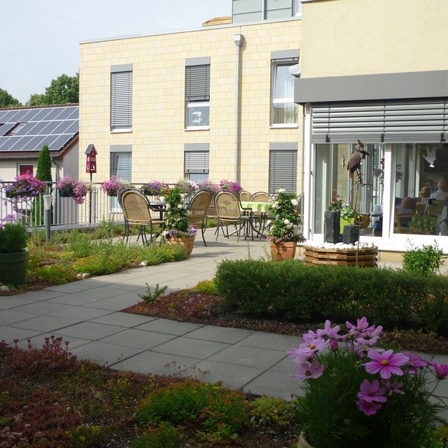 Gemeinsame Zeit genießen unter der Dachterrasse im Seniorenheim in Rheine.